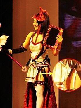 穿衣需谨慎!盘点女星故意走光的精彩瞬间