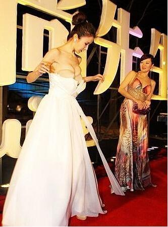 穿衣需谨慎!盘点女星故意走光的精彩瞬间