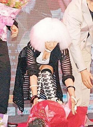 穿衣需谨慎!盘点女星故意走光的精彩瞬间