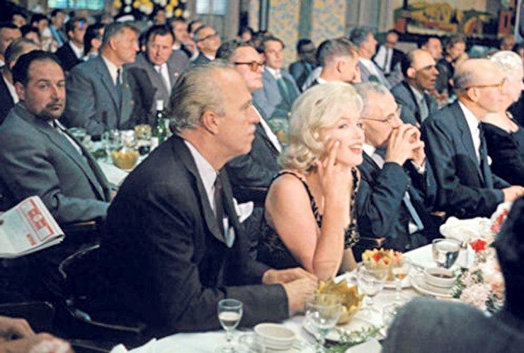 性感女神梦露8张照片：为拍电影曾两次流产，图八遗体非常憔悴