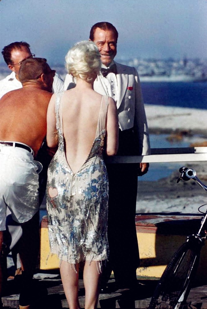 性感女神梦露8张照片：为拍电影曾两次流产，图八遗体非常憔悴