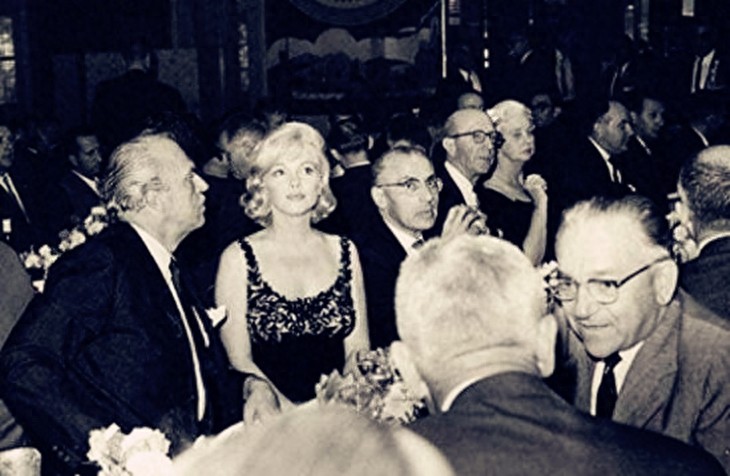 性感女神梦露8张照片：为拍电影曾两次流产，图八遗体非常憔悴