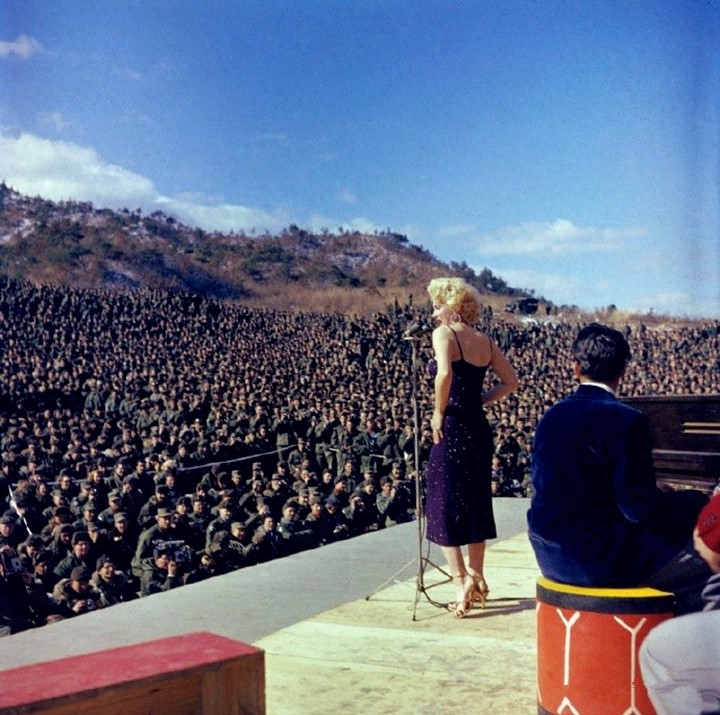 性感女神梦露8张照片：为拍电影曾两次流产，图八遗体非常憔悴