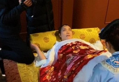 ​电视剧生孩子怎么拍？导演上道具堪比容嬷嬷，摄影师也遭罪！