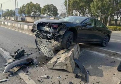 ​哪吒S撞飞隔离石墩 车舱内基本无损