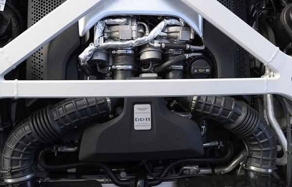 为什么没人开阿斯顿马丁？养一台阿斯顿马丁一年多少钱-