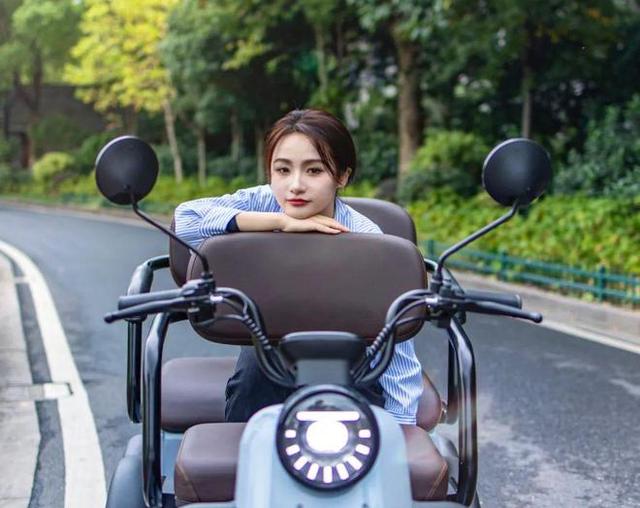 爱玛星耀H200评测，续航百公里，时尚靓丽，适合老人和接送小孩-