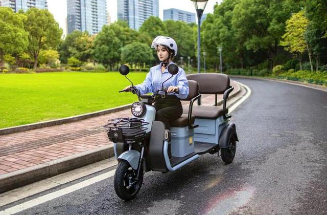 爱玛星耀H200评测，续航百公里，时尚靓丽，适合老人和接送小孩-