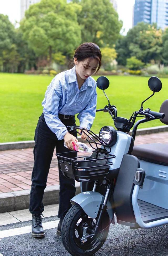 爱玛星耀H200评测，续航百公里，时尚靓丽，适合老人和接送小孩-