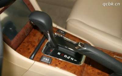 ​变速器操纵杆和驻车制动器操纵杆区别