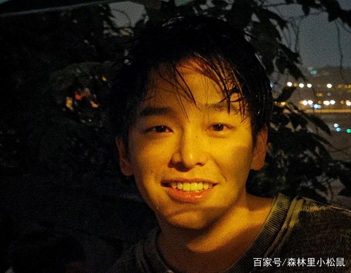 实力“坑”哥,张子枫带彭昱畅上称,胖胖的彭昱畅终于暴露了体重