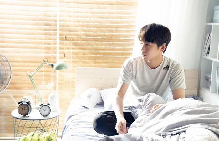 实力“坑”哥,张子枫带彭昱畅上称,胖胖的彭昱畅终于暴露了体重