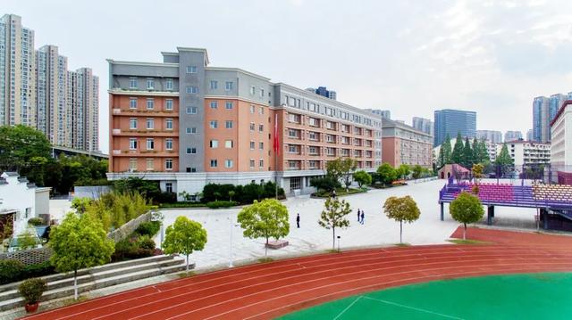南京市第一中学实验学校 适合的教育自在地成长(1)