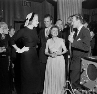 ​《玫瑰人生》的原唱，相信很多人听过的第一首法国香颂就是这首吧