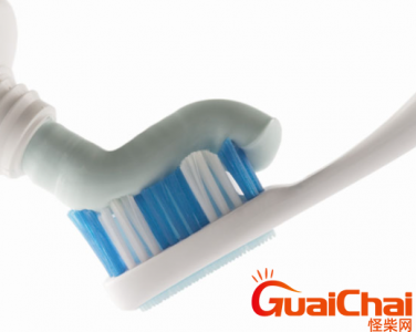 ​牙膏含氟的好还是不含氟的好？使用含氟牙膏注意事项