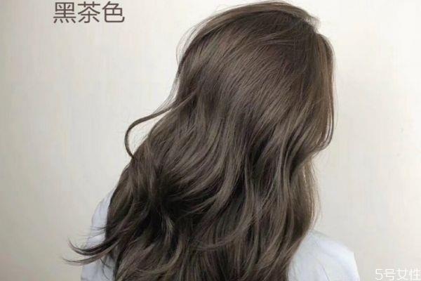 黑茶色适合冬季吗 黑茶色褪色后会变黄吗