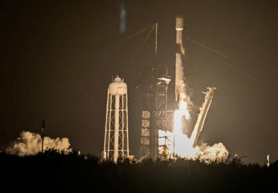 ​美国太空探索技术公司发射“猎鹰9”运载火箭