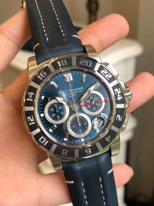 ​贺涵手上戴着宝齐莱