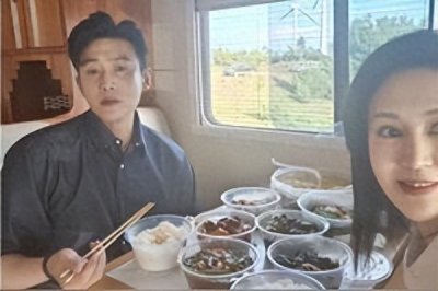 ​鲍蕾晒与陆毅合照，七个菜一个汤摆满餐桌，一家四口同框羡煞旁人