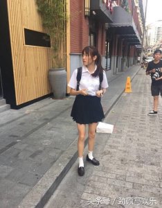 ​网友偶遇SNH48易嘉爱，名气不及4000年但这腿能玩一年