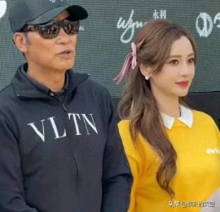 ​34岁杨颖出席活动，穿超短百褶裙不怕阳光照射，身材好就是任性