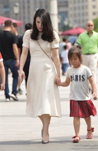 ​大手牵小手母女情深，一组街头母女牵手的清晰照片