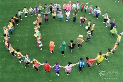 ​幼儿“环保时装秀” 庆祝“世界地球日”