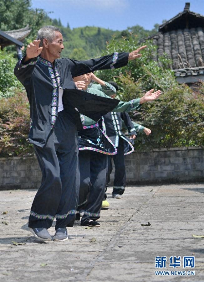 “东方迪斯科”摆手舞