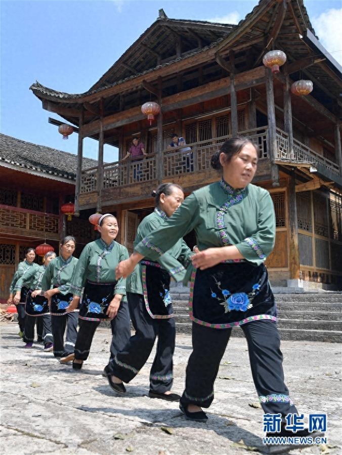 “东方迪斯科”摆手舞