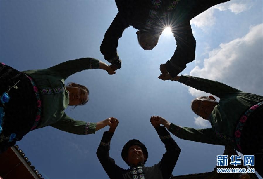 “东方迪斯科”摆手舞