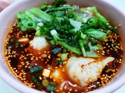 ​开胃的红油抄手，教你馅料调制和包法，香辣过瘾，一大碗不够吃