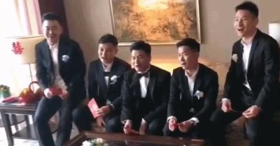 ​41岁李金羽举办婚礼，手挽新娘笑容甜蜜，徐阳肇俊哲等前国脚出席