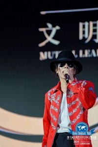 ​王杰克逊献唱《we are the world》引爆全场 驻华外交官竞相与其合影