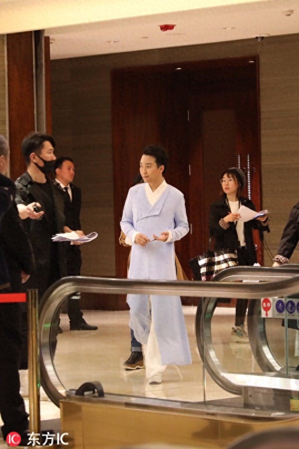 李玉刚穿传统汉服现身，手持纸扇宛如穿越