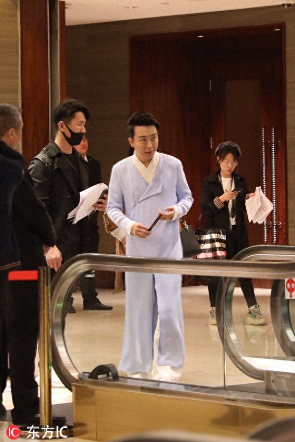李玉刚穿传统汉服现身，手持纸扇宛如穿越