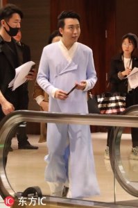​李玉刚穿传统汉服现身，手持纸扇宛如穿越