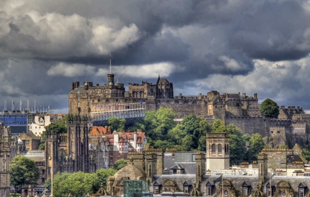 爱丁堡隶属英国苏格兰，是英国著名的文化古城