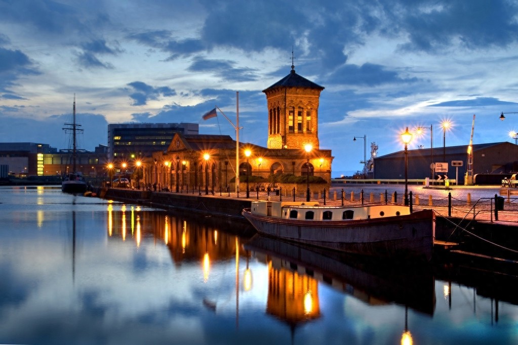 爱丁堡隶属英国苏格兰，是英国著名的文化古城