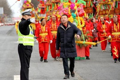 ​山西省公安交警元宵节坚守岗位护航群众平安