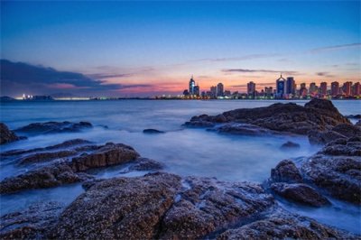 ​小青岛因其形状如同一把古琴，有“琴岛”之称，很多游客备受喜欢