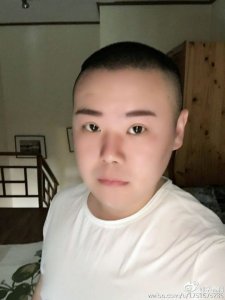 ​岳云鹏P图秒变小鲜肉男神 网友：还我小岳岳