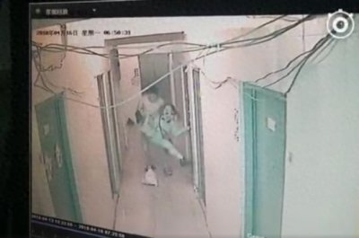 ​强奸门视频 深圳一男子将女邻居拖入家中实施性行为，因涉嫌强奸