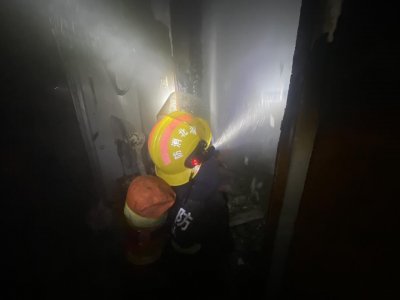 ​凌晨一居民家中起火，黄石消防紧急救援