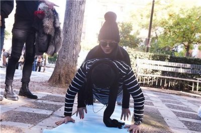 ​王岳伦背李湘做俯卧撑 网友直呼王岳伦是二十四孝好丈夫