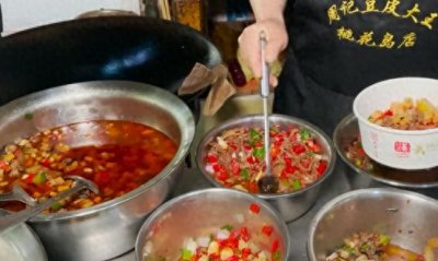 ​湖北天价豆皮店，一份57元还说不赚钱，牛肉虾仁都是配菜