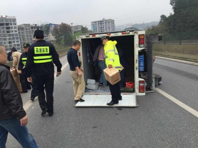 ​货车侧翻，120万元茅台“倒”在路上 交警帮他挽回损失