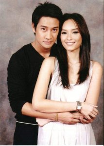 ​Pong公开晒与Bee亲密合照！网友评论炸锅，直呼：在一起