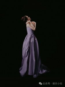 ​《紫韵性感诱惑！赵露思紫色抹胸长裙展示完美身形》