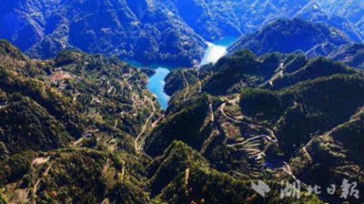 ​鹤峰桃山初冬盛景入画来