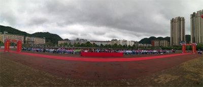 ​六盘水市第一中学 举行第23届“狮山之夏”科技文化艺术节展演暨高三成人礼活